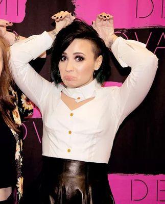 Luan Rafael Domingos Santana
Demetria Devonne Lovato