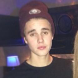 eu encontrei justin bieber na rua eu n sei se era ele mesmo tinha uma coisa colada na testa acho que era download shots