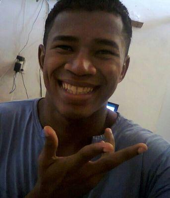 Gosto de fazer amizades.. nao importa o sexo ou religiao..
uma pessoa e uma pessoa e nao importa o tamanho....

sou extrovertido... simpatico.
e etc....