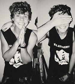 5 seconds of summer- 0/4 We're a family not a fandom james/5