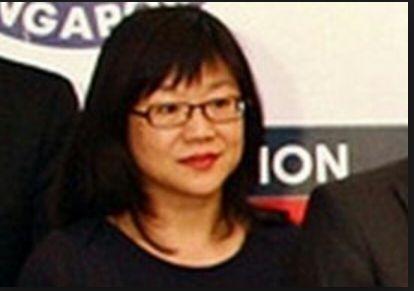 Nueva presidenta del Valencia CF. Made in Singapur. Buena, bonita y cara. Estudio lengua de signos para entenderme con algún valenciano.  FAKE