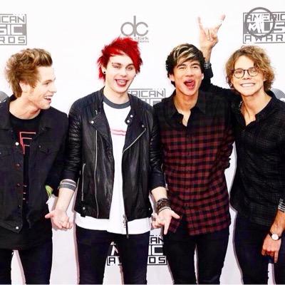 obviously love 5sos like duh I SHIP BULLSHIT ASHTON GIRL GOTTA LOVE THAT GIGGLEY HOTTIE DONT YA
but all of them are funny hotties