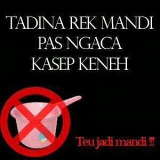 Saking mempesonanya kalian nyampe baca bio aku :')