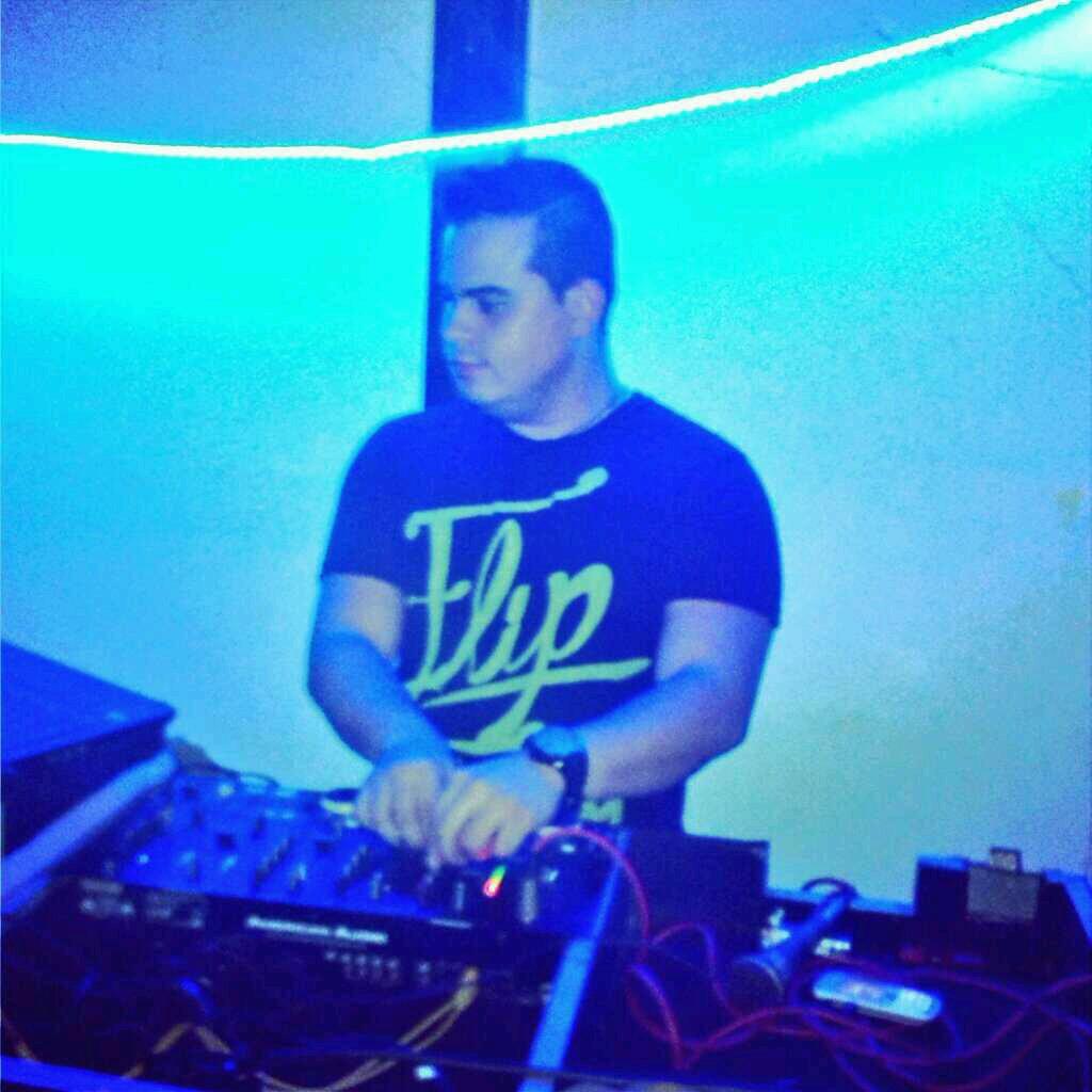 Dj & Producer                                                Instagram:Alejandrochirinos14             La Vida Sin Música Fuese un Error..