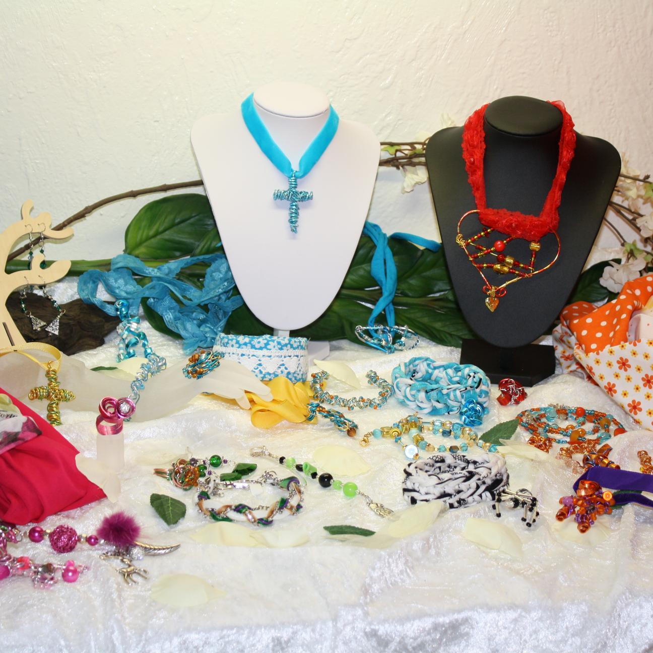 Modeschmuck, Brillenketten und Lesezeichen auf Wunsch und individuell gestaltbar. Es gibt aber auch loops und Beanies und Vieles mehr.....