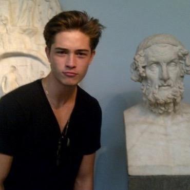 fckngfrancisco's profile picture. leave