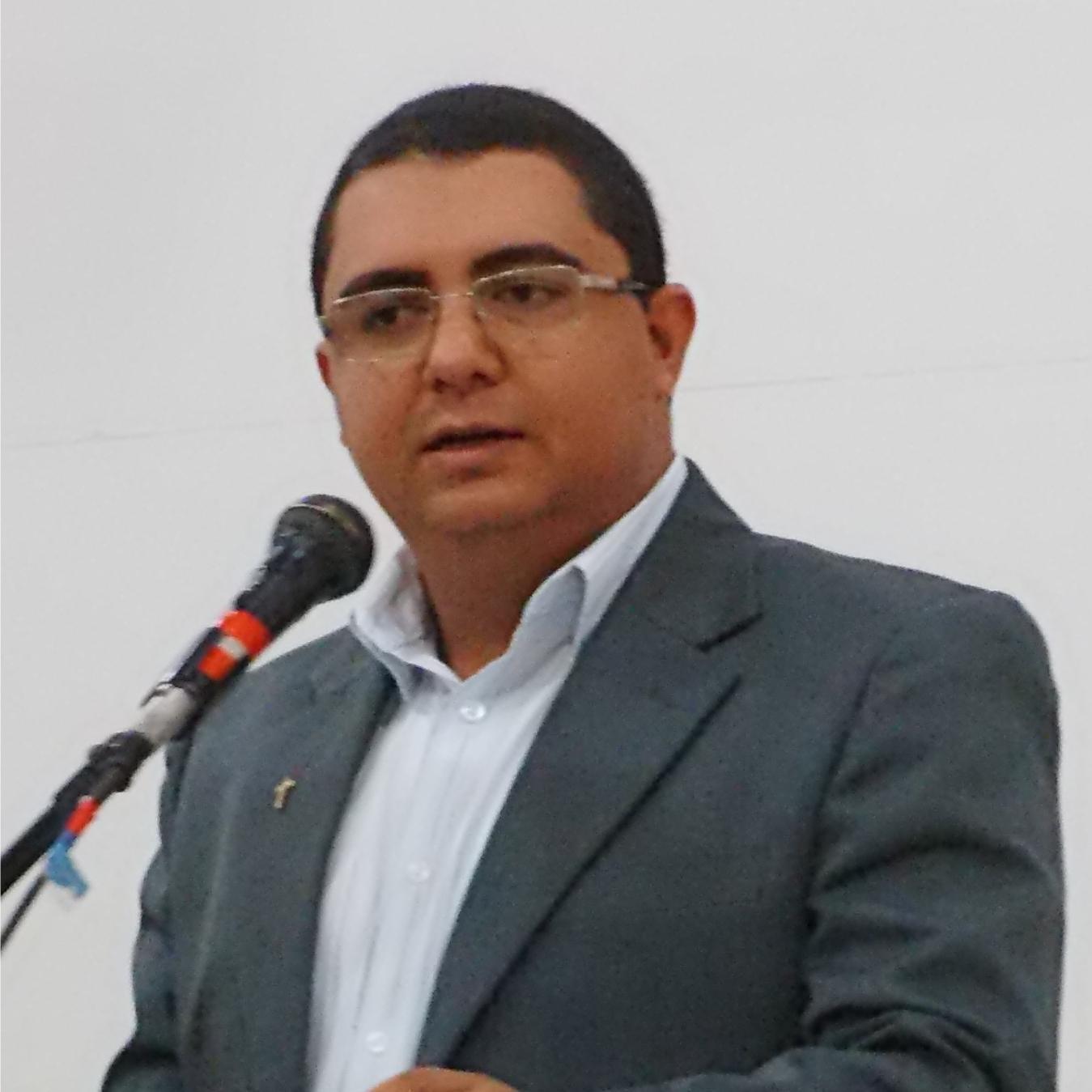 Reverendo Episcopal, professor de teologia, palestrante desmotivacional, cristão buscando melhorar sua conduta.