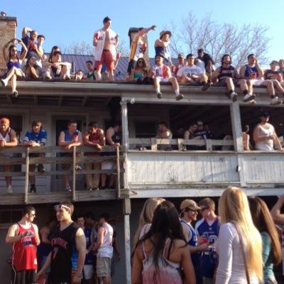 PartyPicsPlz's profile picture. SEND Your BEST Party Pics! # Your school name in the tweet! Pics or it didnt happen..#autofollowback