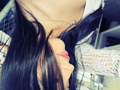 De corazón frágil y caracter fuerte ,de pocas palabras  y muchas letras .si yo soy esa