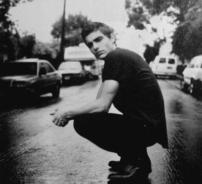 Puedes caer por los actos de los demás, pero nunca debes dejarte vencer. 21 años. Cinematográfico.El chico bulleado el cual ahora llora en silencio.