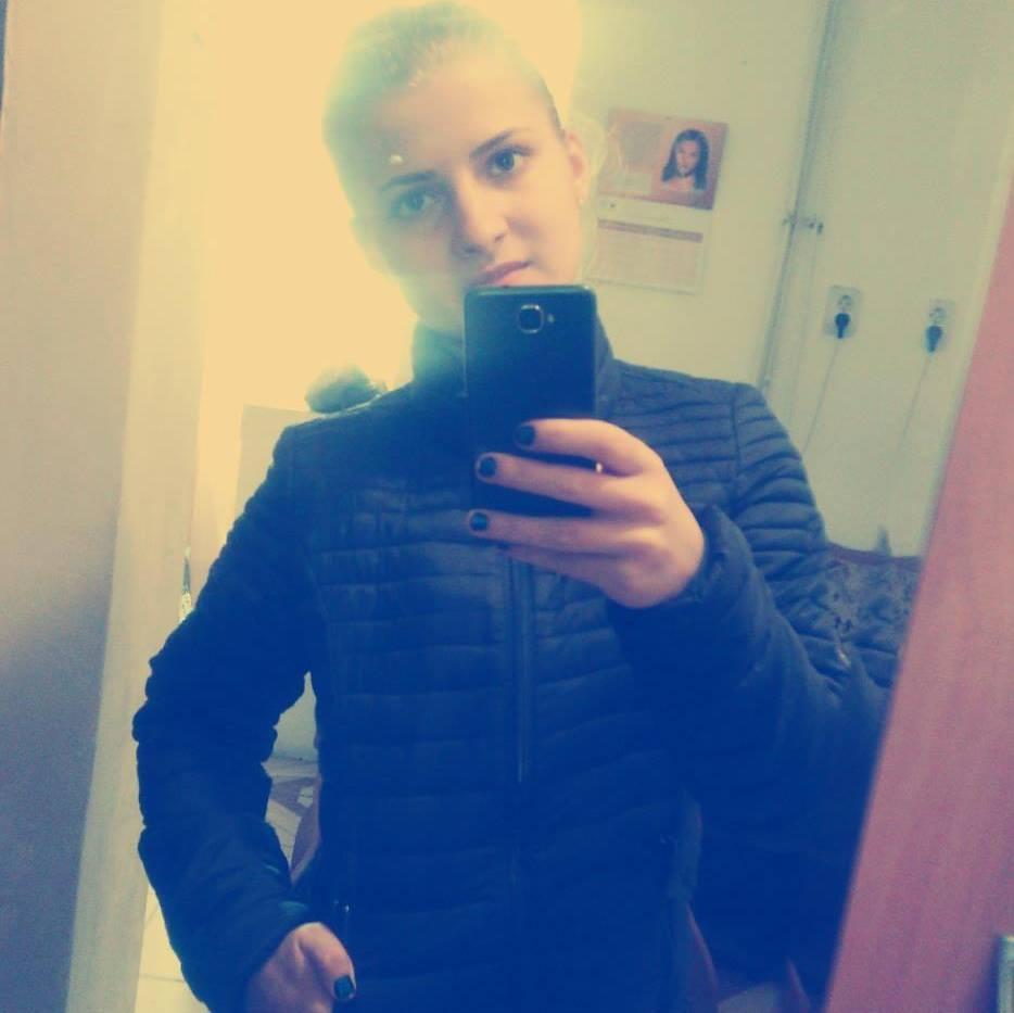 Am 15 ani,sunt scunda,amuzanta,ador sa stau cu prietenii,sa ma distrez etc. Serialul favorit Violetta. Facebook:https://t.co/3ZH5IDwJLE