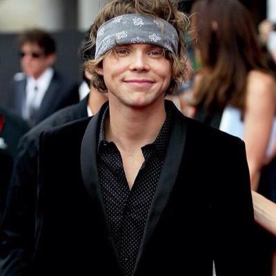 ashton irwin is daddy af !