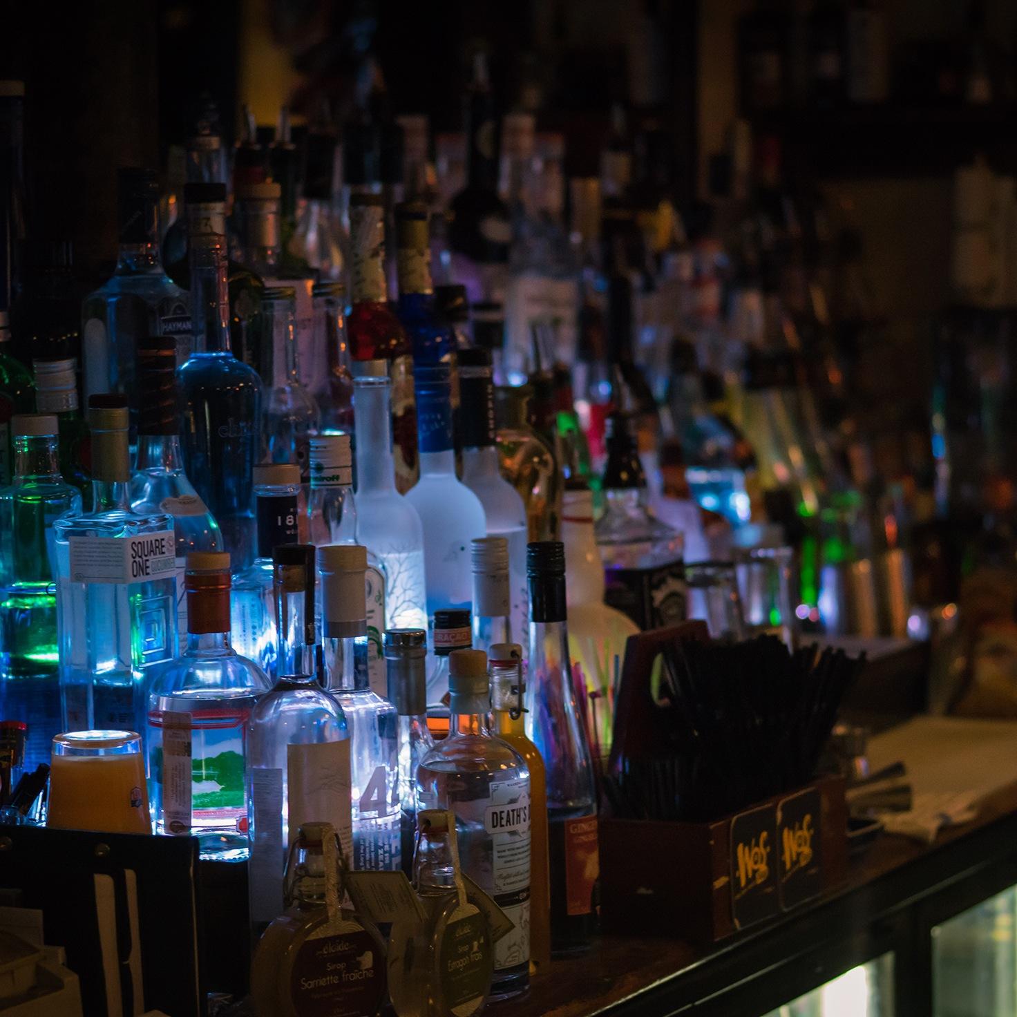 Paris' Fine Spirits Bar - Over 500 spirits, your International Local Bar in the heart of Paris! Only official Packers bar in Europe.