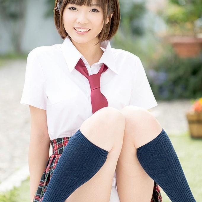 ショートカットのロリなルックスと、色白の華奢な体が魅力的です。爽やかな笑顔ですが、時に見せる流し目が妖艶。