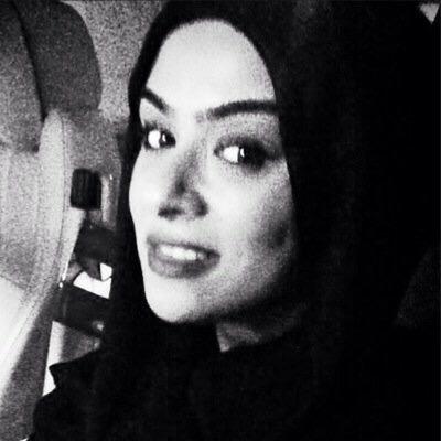 ولدتُ في دبي حيث يبدأ العالم. نشأتُ في عهد زايد وراشد. نضجتُ على رؤى حكومة مبدعة. ماجستير في التجارة الدولية. أعشقُ الكتب والسفر والقصيد وإماراتي وأمي.