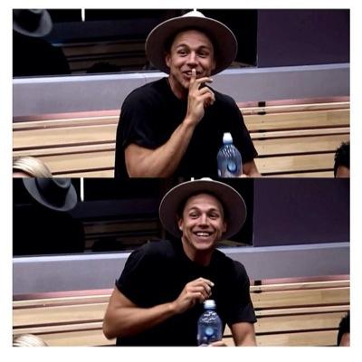 Hello! Follow me I follow back! inlove with YOU OH MY YOU DIDNT KNOW? whoops.