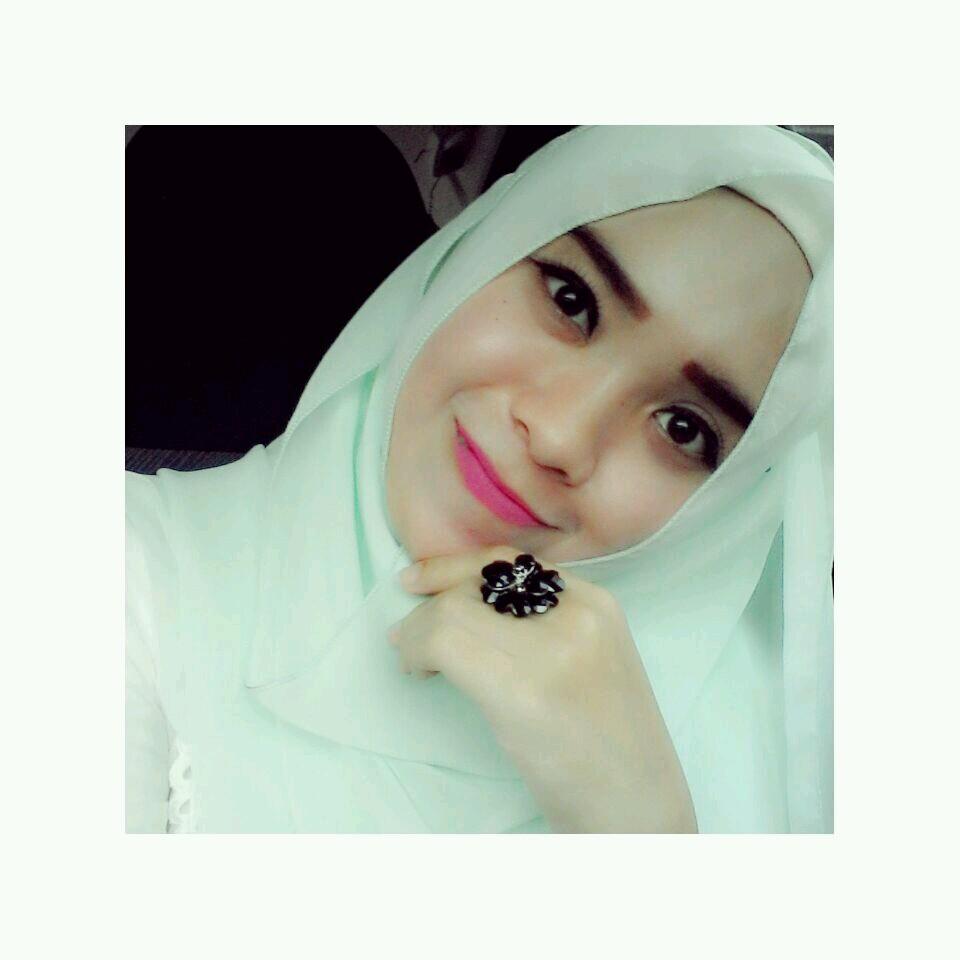 RianPutri's profile picture. Half of Makassar-Jogja ~ Young Traveller ~ Pink ~ Lipstick Addicted ~ London School of PR Jakarta ~ Young Entrepreneur ❄