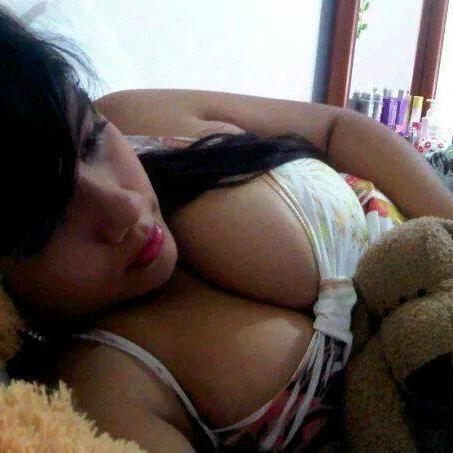 Soy una chica alegre, dinámica, extrovertida y de mente abierta... muy abierta...