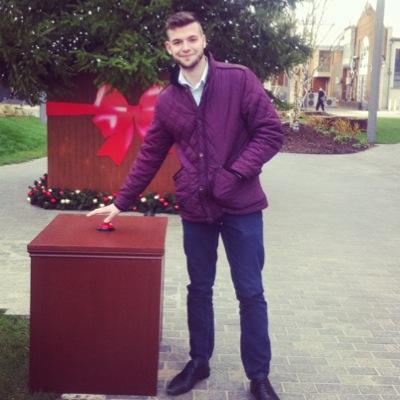 24, Youtuber (part-time). Recent graduate in Broadcast Journalism! Love editing / being a rock star...