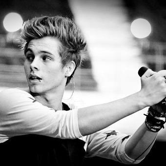 5sos is my world ❤️ 

following back all 5sos account ☺️❤️