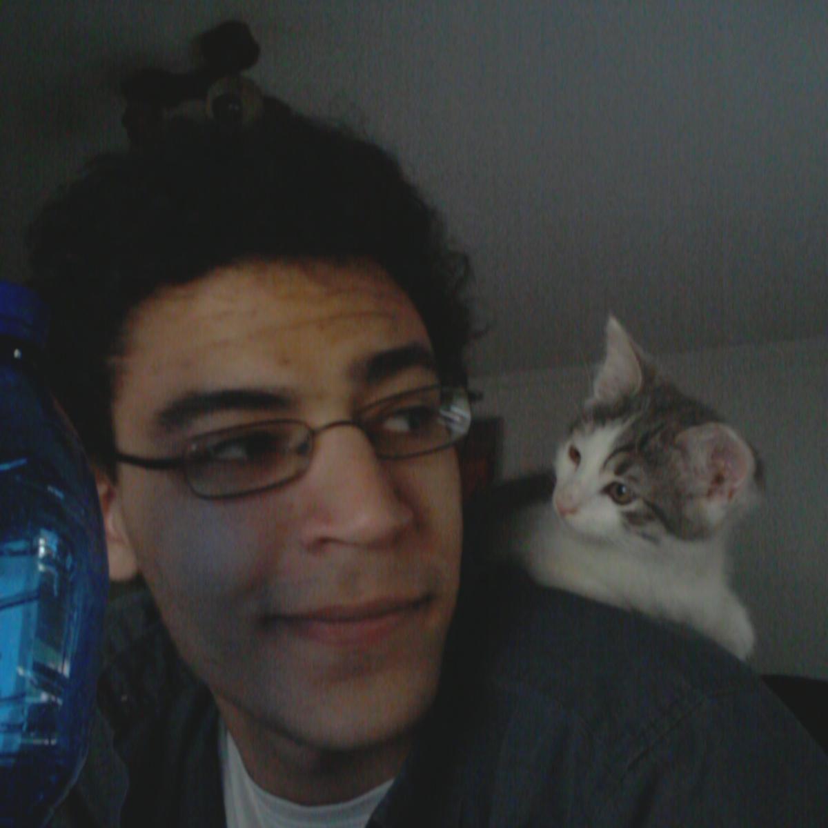 25, Film und Spiele- Nerd, Spezialgebiet Pokemon, Blogger, Autor, Streamer, Podcaster aber eigentlich nur Soziologiestudent. Macht was mit Marketing.
