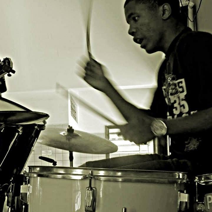 Baterista,percussionista e Evangélico.