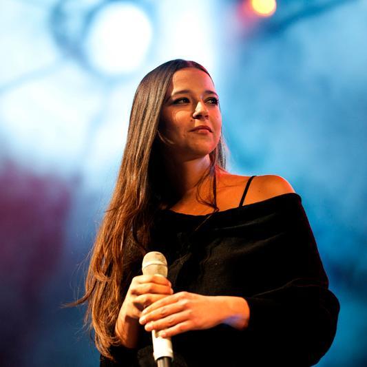 Pevka, glasbenica & likovnica. / Singer, musician & visual artist.

Booking & Buy Music: info@severagjurin