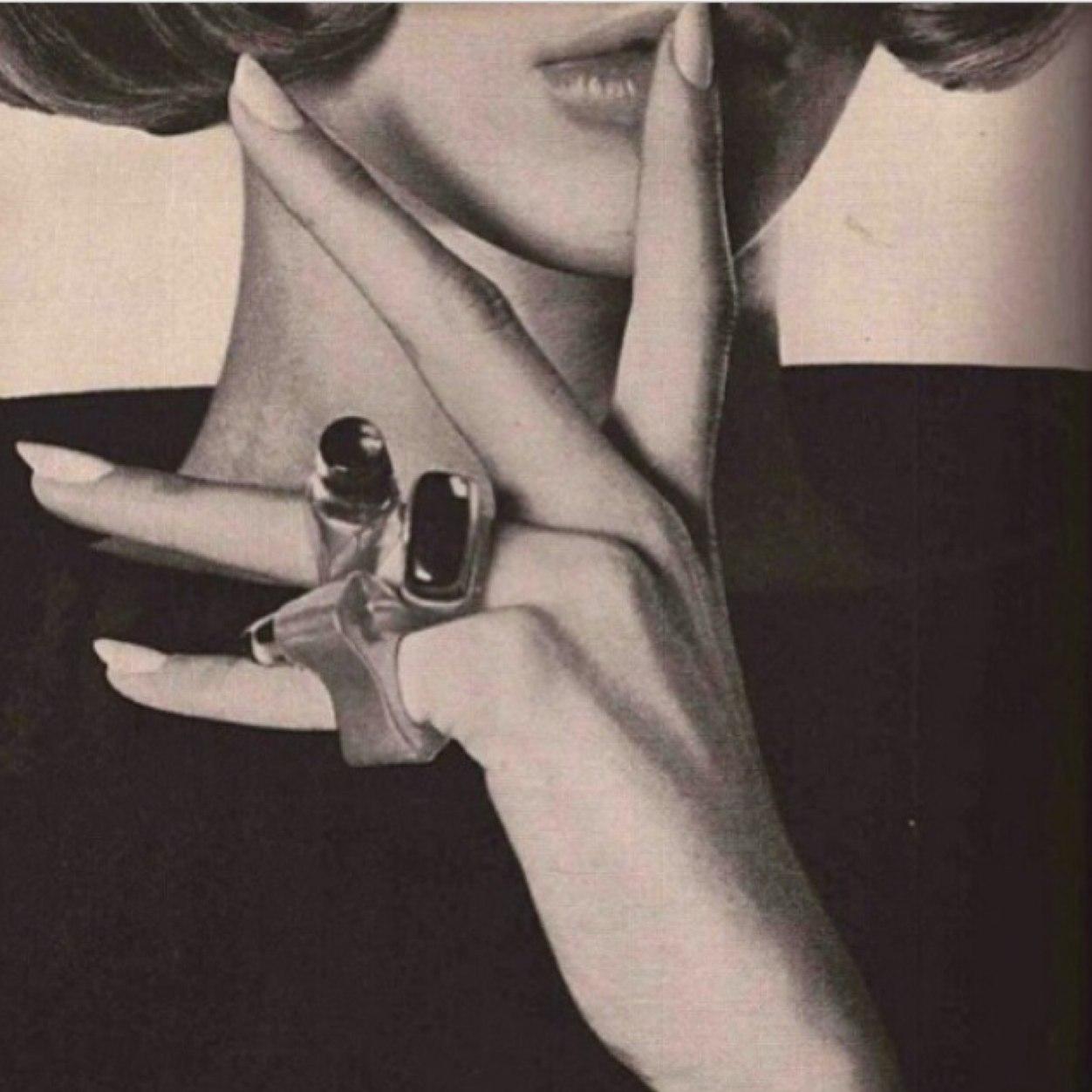 احن دوماً للماضي،، وبساطة ارواح الناس ،،ولممن ذهبو وتركو بصماتهم في قلوبنا ... ❤