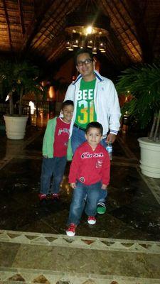Joven chetumaleño de cuerpo y alma, comprometido con su Familia y demas personas...Con una mentalidad de servicio y ayuda.
