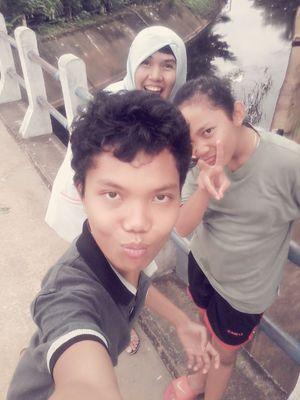 tersenyum