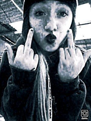 Eu que vivo com α cαbeçα nα luα, com músicα no ouvido e corαção nα bocα :)
eu sou meninα e mulher, eu sei muito bem o que quero .