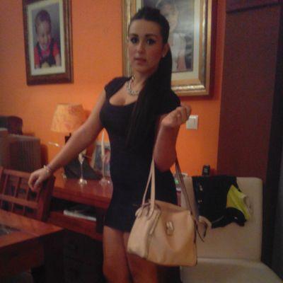 Sufro en silencio , amo con miradas y hablo con sonrisas...