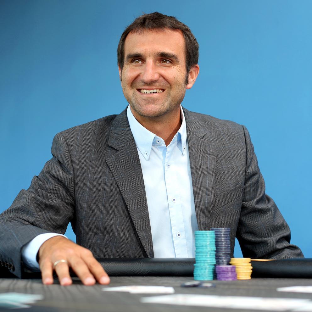Mathematiker; DPSB-Ehrenvorstand; Pokertrainer, Autor, Speaker. Poker ist ein auf Spieltheorie basierender, psychologisch geführter Finanzwettstreit.
