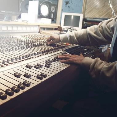Your Electronic Dance Music Hardware Source