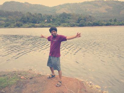 ഈറനണിഞ്ഞ ചെമ്പനീർ പൂവിൻ ഗന്ധം നിറഞ്ഞെൻ ഹൃദയത്തിൽ ഓർമ്മകൾതൻ നെയ്ത്തിരിനാളം വിടർന്നെൻ  മനതാരിൽ