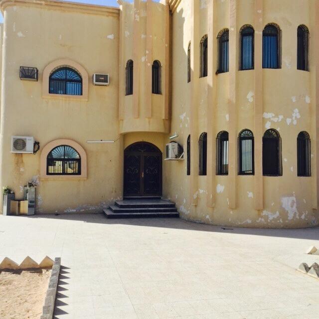 فيلا فاخرة للبيع بحفر الباطن بحي العمري