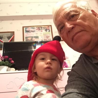 Rahat ve huzurlu bir yaşam sürdürmeye gayret eden bir emekliyim. Torunumla stresim atıyor, balığa çıkarak eğlenmeye çalışıyorum.