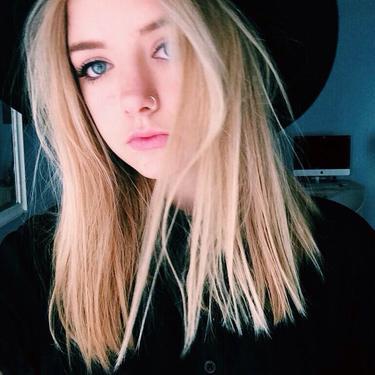 16, fangirl, fashion designing in the making, bisexual, shipper, lover