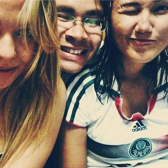 Uns me chamam de anjo, outros de monstro. Talvez tenha um pouco dos dois. A beleza de um anjo com a alma obscura de um demônio.