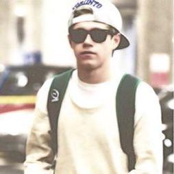 VC GANHOU MEU FOLLOW GRATIS, PODERIA RETRIBUIR SEGUINDO @NiallSorriu ? OBG
