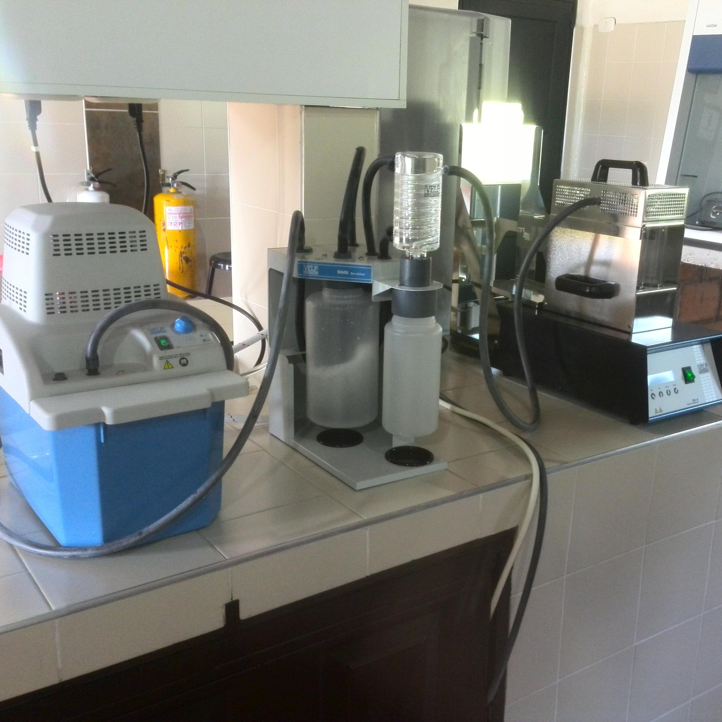 material de laboratorio de vidrio, plástico, equipos, reactivos analíticos y comerciales, insumos químicos para piscinas
