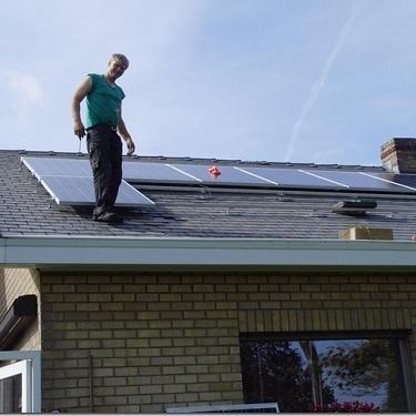 Electricien ,CV installateur , deeltijds lesgever syntra west oostende, Deejay bij radio Melinda op zondag 12-14h