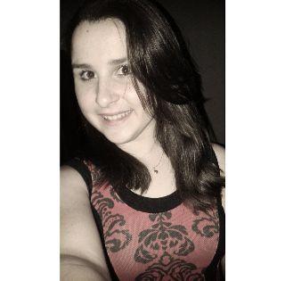 Fã de One Direction e 5 Seconds Of Summer/ Estudo na pior escola do universo/ tenho 15 anos / e achando que eu não ia ser otária, fui otária.