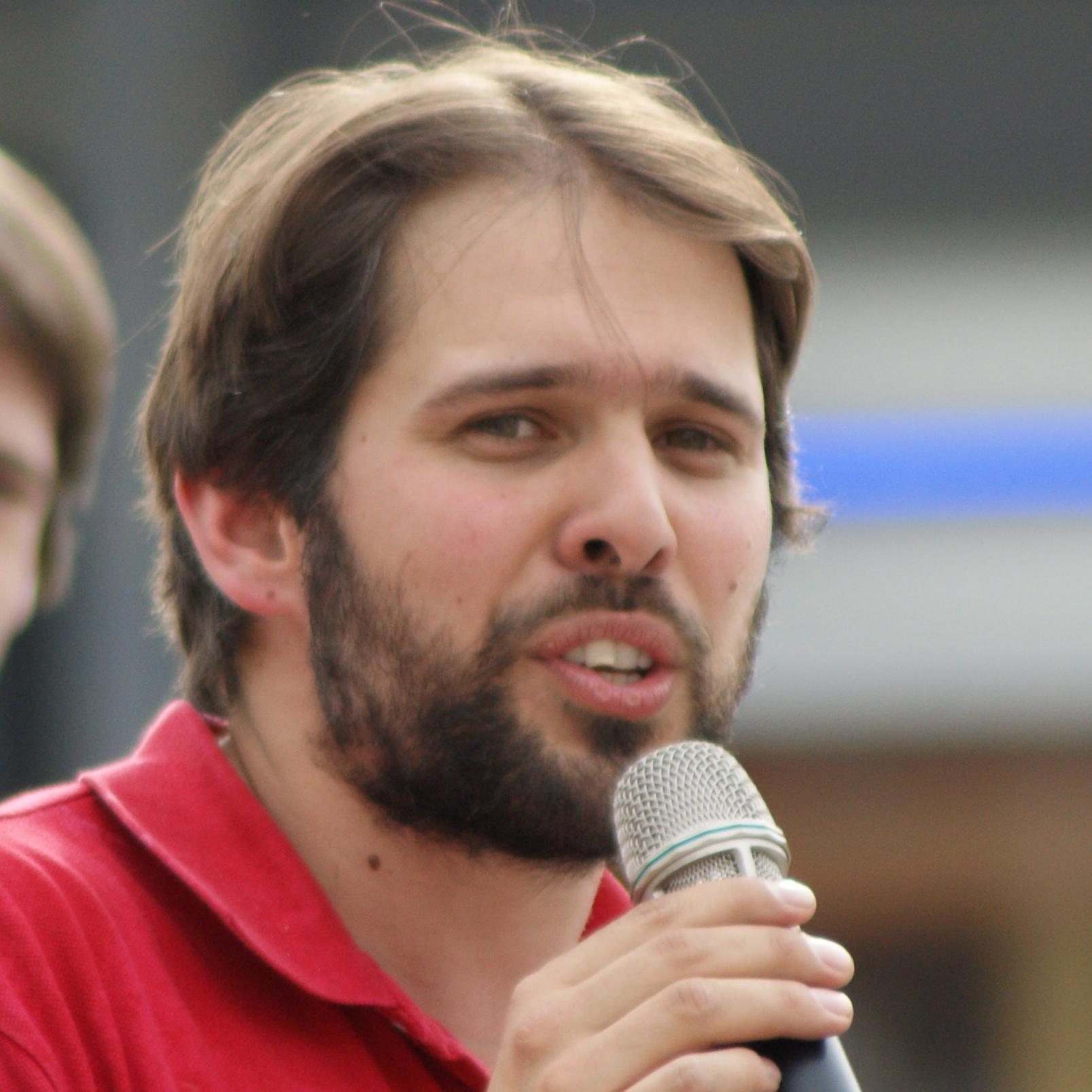 Enseignant, journaliste, membre fondateur de la @Cooperativecivoyenne et conférencier gesticulant.