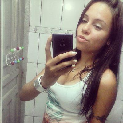 Na simplicidade a gente chega em qualquer área. A humildade é uma arma que se carregada não falha. (Planta e Raiz) ♪ email: bia.holmes12@gmail.com
