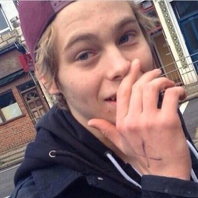 heeey, don't follow, follow @meddimariia because she just gave you a free follow!