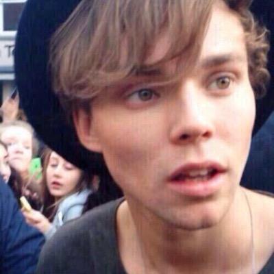 emowwa's profile picture. @phanftnjh just gave you a free follow !! go follow her and ask her for a dm to michael and calum ! if she favs she noticed ! turn her notifications on for more