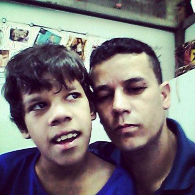 sou uma ser humano comum , e que quer novas amizades e adora as antigas, bom esse sou eu.