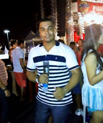 Neem seempre o sorriso qe trago no roosto é a vida qe venho levando mais sempre ttÔ de cabeça erguida e de pouco em pouco eu vou conquistando