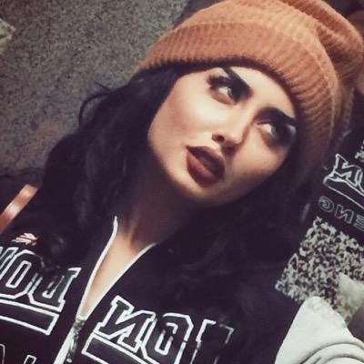 أسَلُوبِي غريبٓ أحيَاناً : أغِيبٓ ولا اسٓأل ، أشتاقَ ولا أتكلمٓ ، أرى منَ أحبهمَ ولا أحادثهمٓ ولكِن لِي مشاعر صادِقهُ لا تخدع ابداً ..!#ليث ابو جوده #دودو
